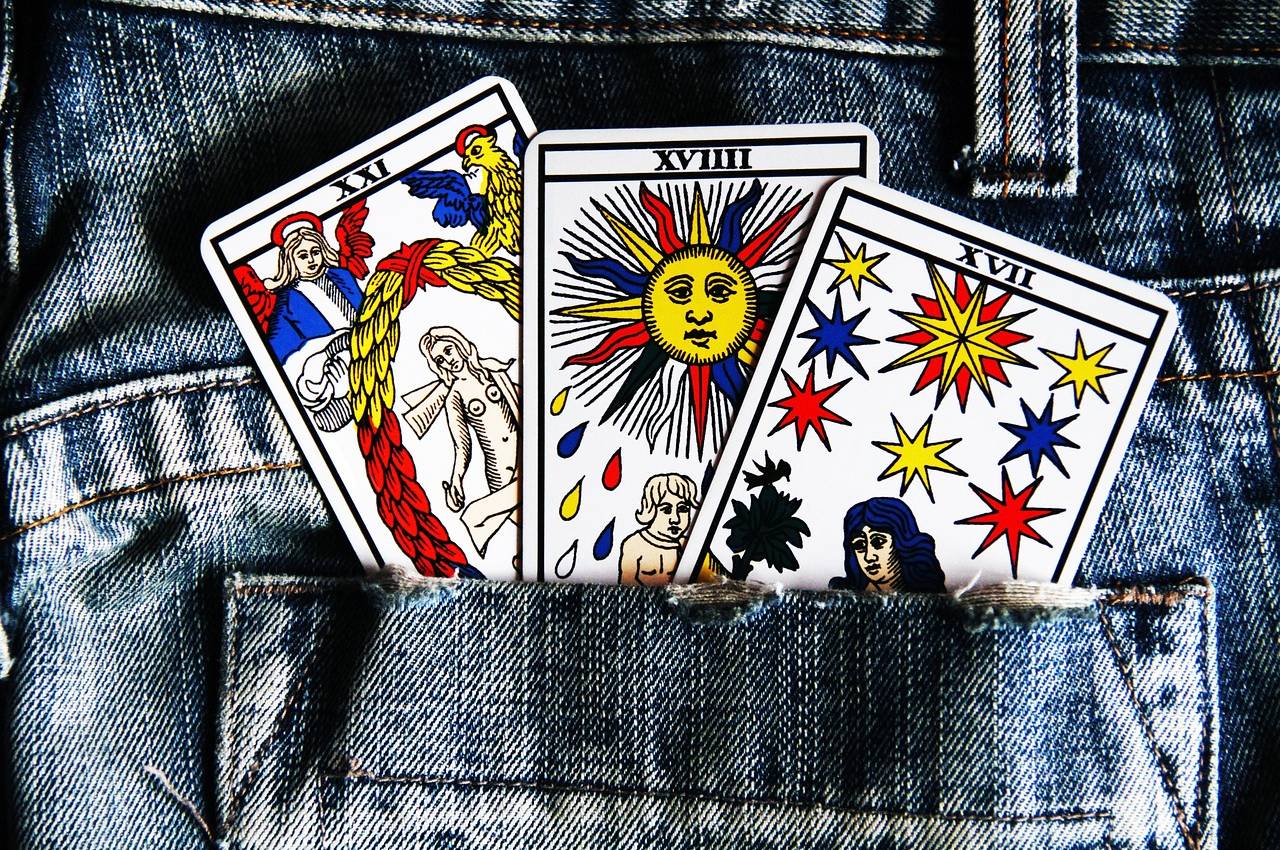 Au delà de la divination : les multiples facettes du Tarot